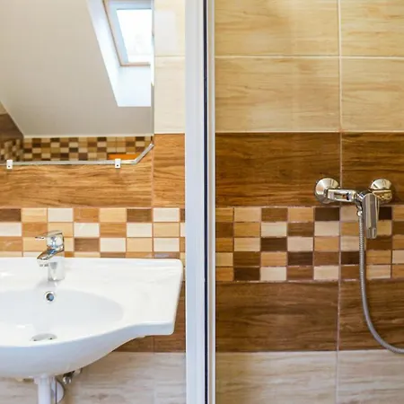 Stunning In W/ 3 Bedrooms Apartment *