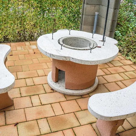 Stunning In W/ 3 Bedrooms Apartment