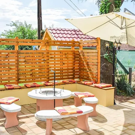 Stunning In W/ 3 Bedrooms Apartment