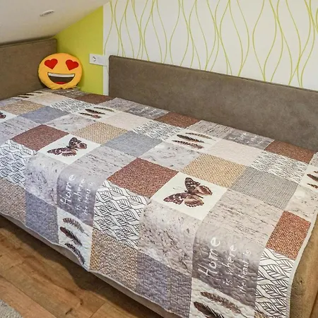 Apartment Stunning In W/ 3 Bedrooms *
