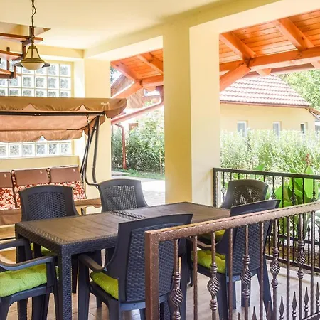 Apartment Stunning In W/ 3 Bedrooms Ábrahámhegy